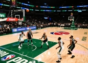 NBA季后赛次轮第一场，雄鹿主场战胜篮网