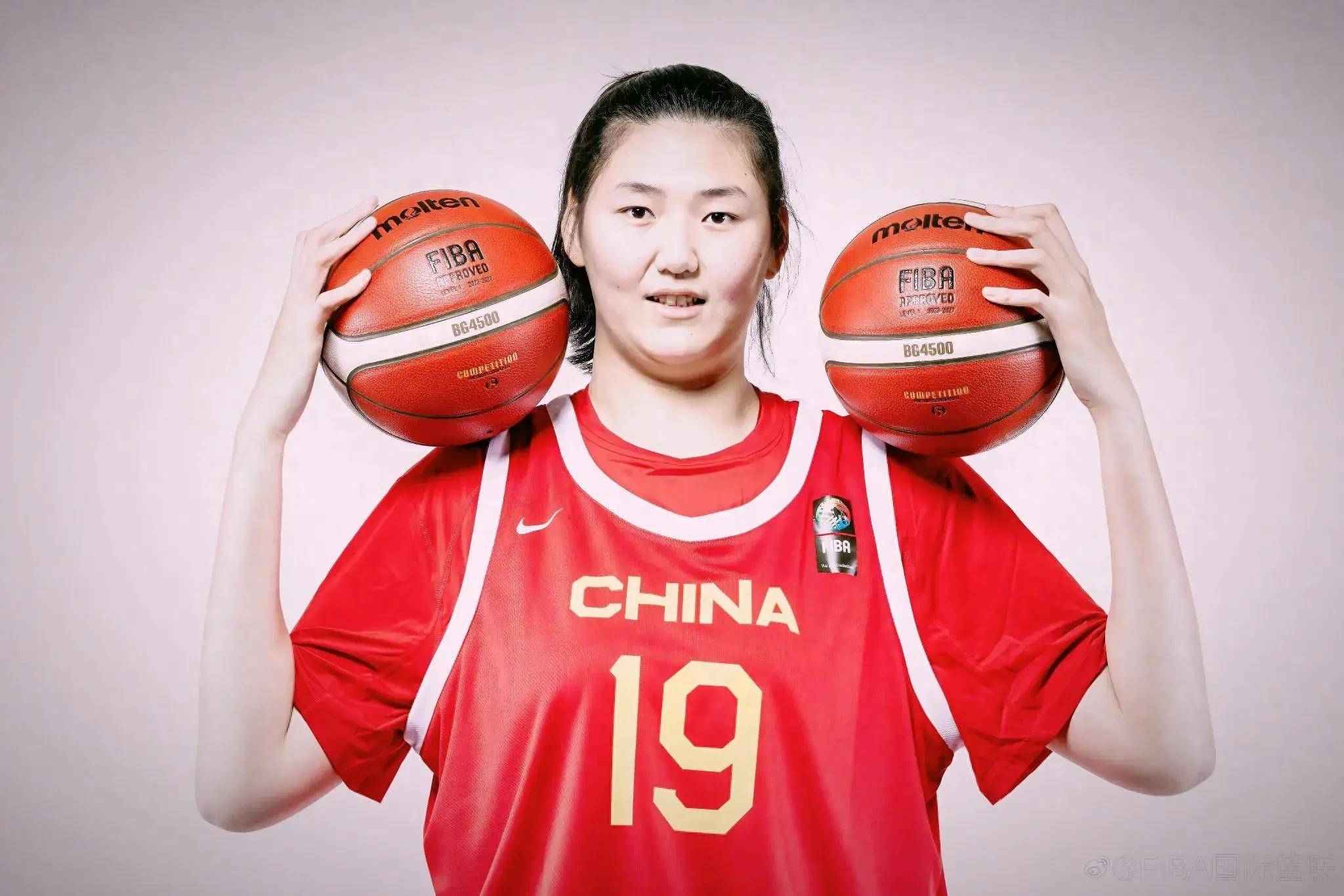 开云体育-国家队大赛首秀！张子宇13分末节双塔让人期待(张子宇的父亲张磊照片)