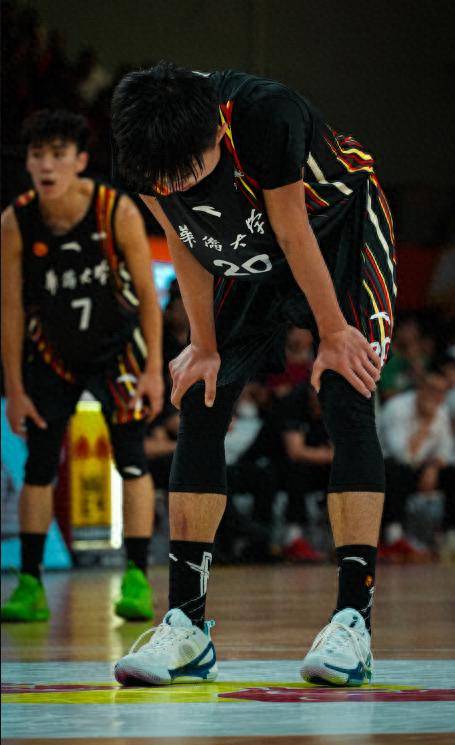 包含CUBAL的布鲁克斯教练！周鲁男暂停喊话球员：就算输也要抬起头的词条