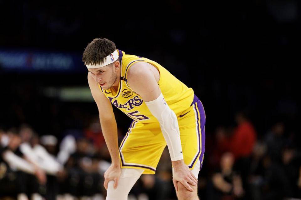 开云体育-里夫斯盼终老湖人，新老板时期交易传闻未动摇留队可能(nba自由市场还有哪些球员)
