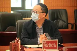 晒华侨大学刘唯一远投三分瞬间并配文手起刀落(楷书四大家顺口溜)
