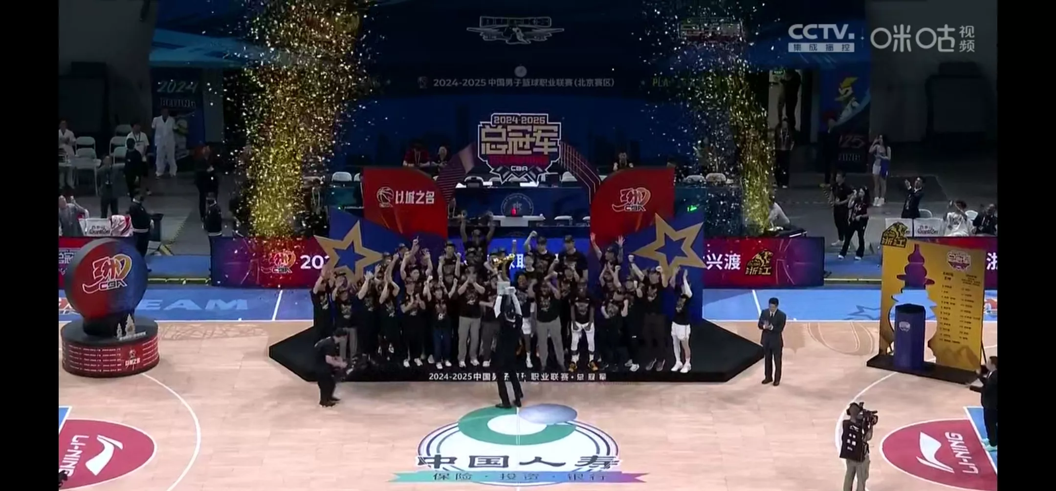 精彩比赛重播，球迷见证经典瞬间的简单介绍